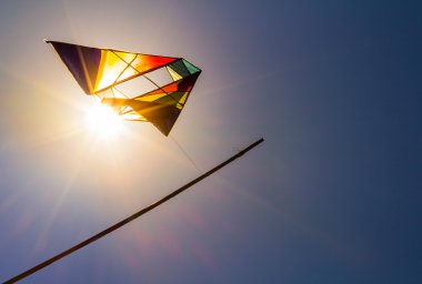 Güneşli havada uçurtma