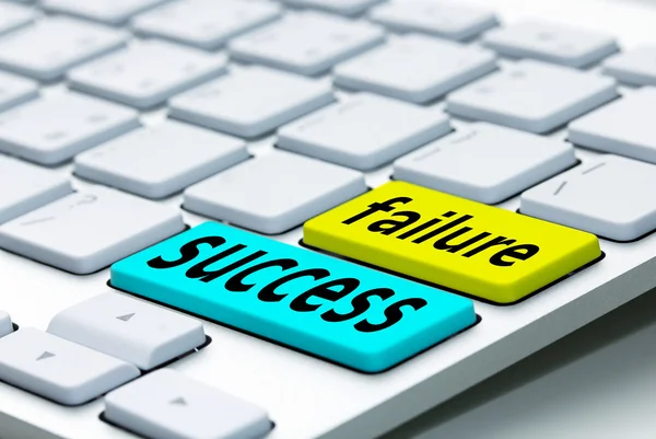 El éxito y el fracaso Las claves de la computadora muestran éxito o fracaso en línea — Foto de Stock