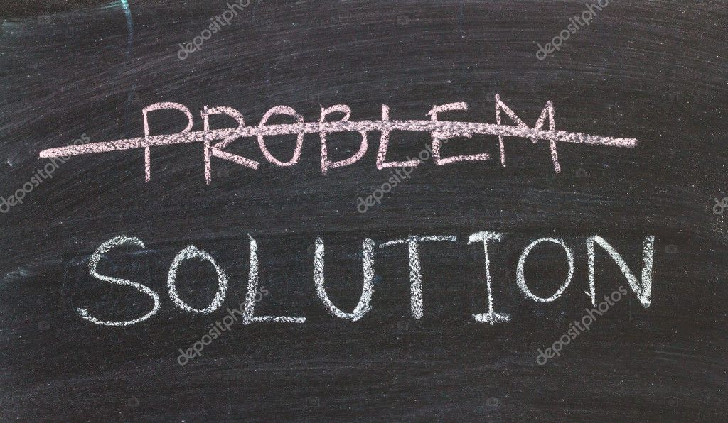 Soluzioni di problemi scritti a mano con gesso bianco su una lavagna ... Problemi con soluzioni