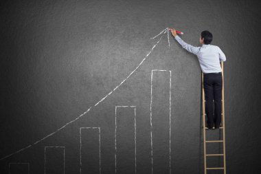 İş adamı duvara büyüme grafik çizim merdiven üzerinde duran