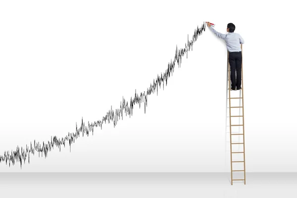 Бизнесмен, стоящий на чертежах лестницы и графике роста — стоковое фото