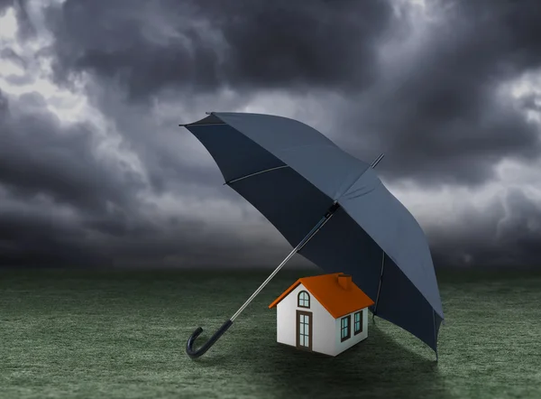 Concepto de seguro de vivienda, casa protegida bajo paraguas — Foto de Stock