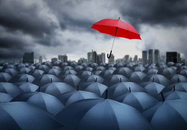 Guarda-chuva vermelho pendente dos outros, singularidade — Fotografia de Stock