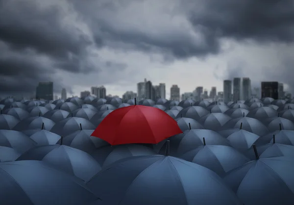 Guarda-chuva vermelho destacado dos outros, conceito escolhido — Fotografia de Stock