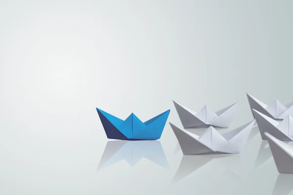 Unika koncept, papper båt utestående från andra — Stockfoto