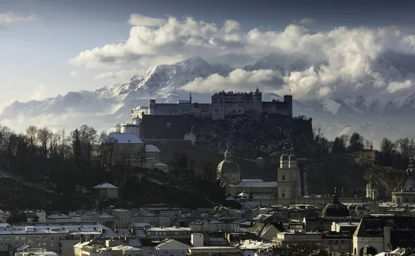 Salzburg hrad s pozadím zasněžené hory — Stock fotografie