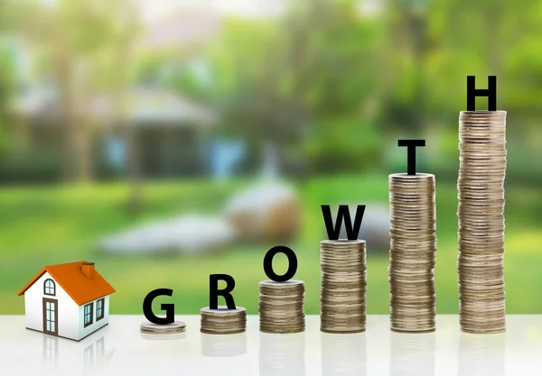 Money growth concept with coin stacks and house — Stock Photo, Image