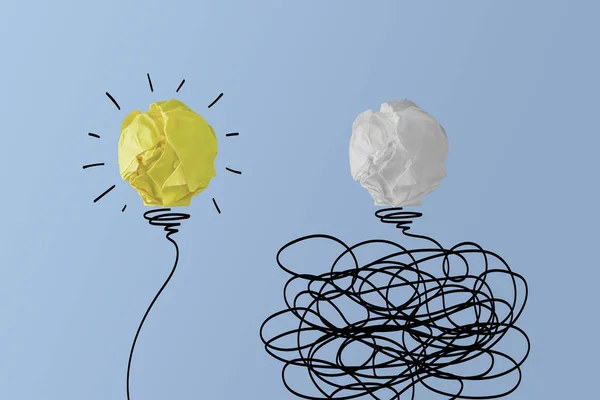 明るい電球アイデア vs カオス電球 — ストック写真