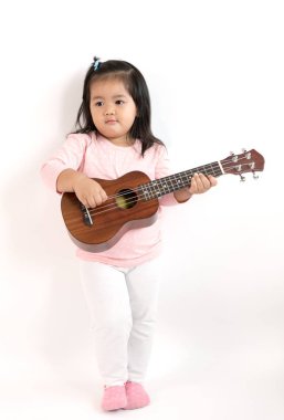 Asyalı çocuk oyun ukulele