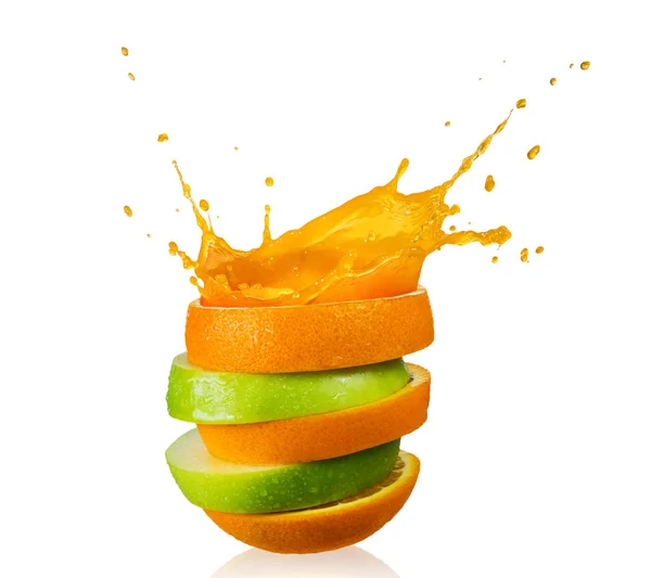 Manzana verde y zumo de naranja salpicante — Foto de Stock