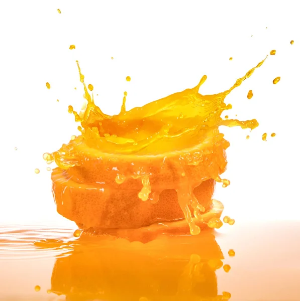 Spritzender Orangensaft — Stockfoto