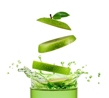 Yeşil elma suyu sıçrama ile