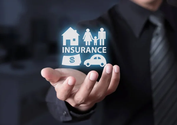 Concepto de seguro con casa, coche, familia y dinero —  Fotos de Stock