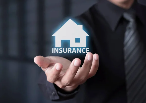 Huis verzekering concept op zakenman hand — Stockfoto