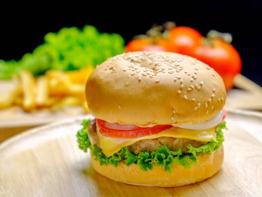 Burger patates kızartması ile ahşap plaka üzerinde
