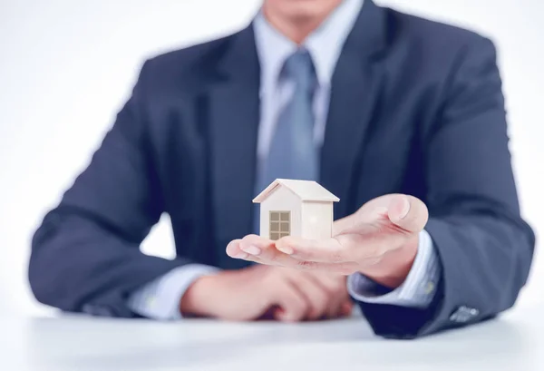 Hombre de negocios mostrando casa a mano — Foto de Stock