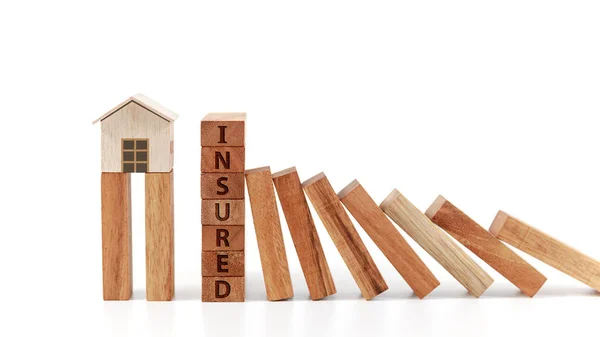 Концепція домашнього страхування, дерев'яна модель будинку — стокове фото