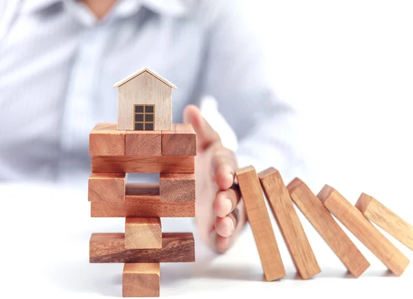Pojęcie ubezpieczenia domu, drewniany model domu — Zdjęcie stockowe