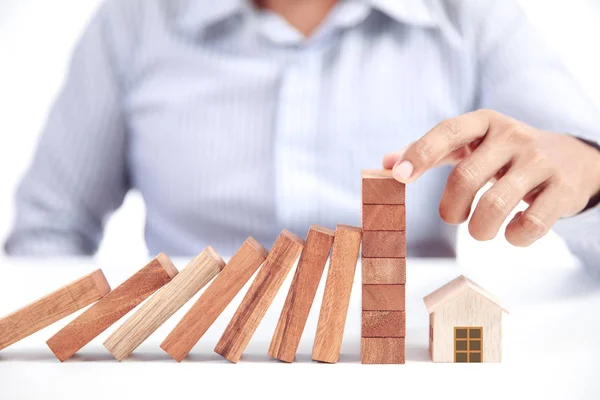Pojęcie ubezpieczenia domu, drewniany model domu — Zdjęcie stockowe