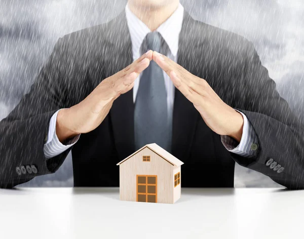Concepto de seguro de vivienda bajo lluvia — Foto de Stock