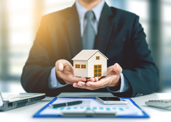 Conceito de seguro de casa com empresário — Fotografia de Stock