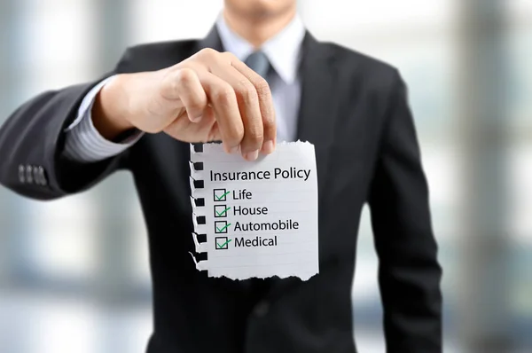 Unternehmer präsentieren Versicherungspolice mit Leben, Haus, Auto, Medizin — Stockfoto