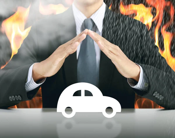 Podnikatel a auto s ohněm pozadím, pojištění koncept — Stock fotografie