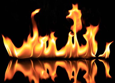 Siyah arka plan üzerinde sıcak, sıcak ateş