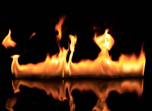 Feuer auf schwarzem Hintergrund, heiß, Hitze — Stockfoto