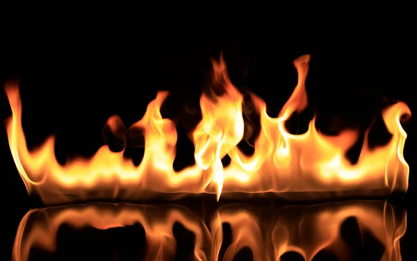 Fuego sobre fondo negro, caliente, calor —  Fotos de Stock