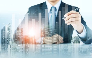işadamı mevcut artan grafik şehir arka plan, iş büyüme ile