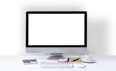 Ofis Masası bilgisayar ekran, klavye, fare, kırtasiye ve kahve Kupası ile