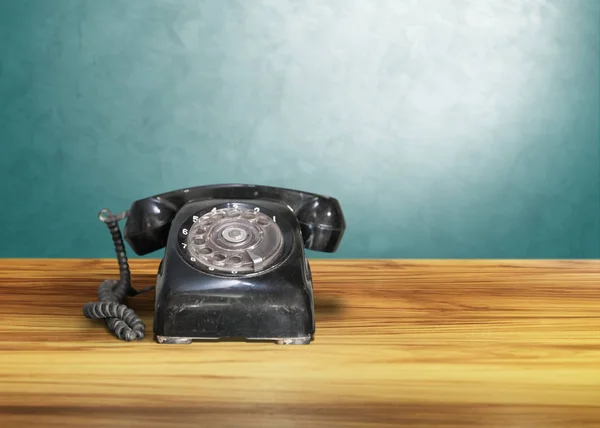 Eski klasik vintage telefon üzerinde ahşap masa, iletişim — Stok fotoğraf