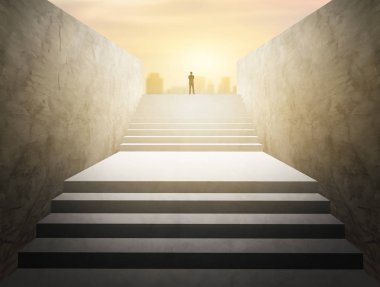 İşadamı stand ve gelecek merdivenlerde günbatımı ve şehir arka plan ile arayın