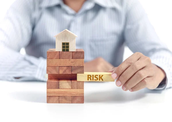 言葉遣いのリスク、保険の概念と実業家ホールド木製ブロック — ストック写真