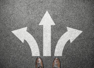 işadamı ayakkabı kavşağında standı, başarı için yol seçin