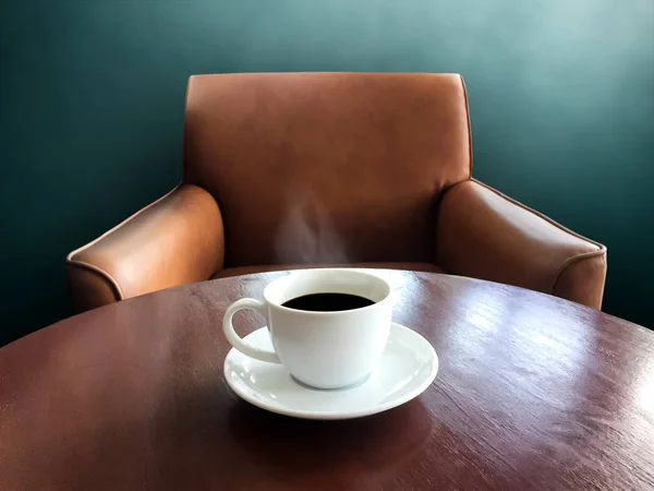 Weiße Tasse Schwarzen Kaffee Auf Braunem Holztisch Mit Gemütlichem Sessel — Stockfoto