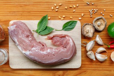 gıda maddeleri mutfak, spagetti, domates, sarımsak, mantar, çizgili, limon, kırmızı biber, biber, et, ahşap tablo nane yaprağı kesme tahtası