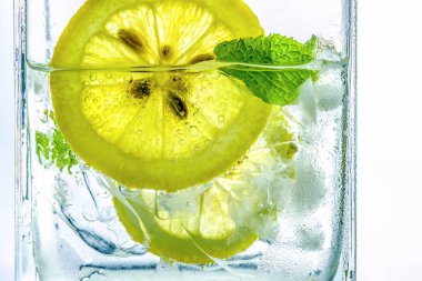 Maden maden suyu, meyve suyu içecek limon düşüş