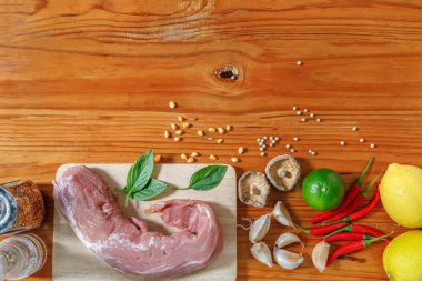 gıda maddeleri mutfak, spagetti, domates, sarımsak, mantar, çizgili, limon, kırmızı biber, biber, et, nane yaprağı ahşap tablo