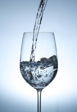 Saf içme suyu cam içine dökme