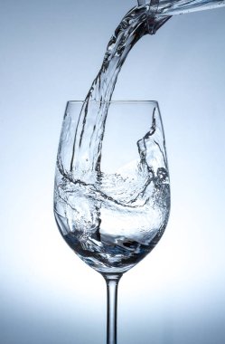 Saf içme suyu cam içine dökme