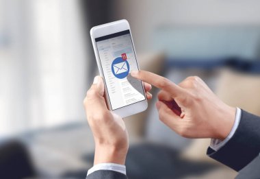 işadamı el dokunmatik telefon ekranında e-posta zarf simgesi 