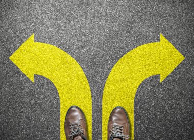 başarı için yol seçmek işadamı ayakkabı standı