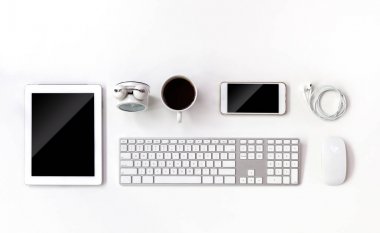 Üstten Görünüm çalışma alanı tablet ve bilgisayar ile