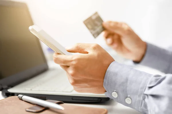 Empresário Fazer Compras Line Com Cartão Crédito Telefone Celular — Fotografia de Stock