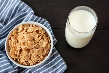 Tablo günü kahvaltıda süt ile sağlıklı Mısır gevreği