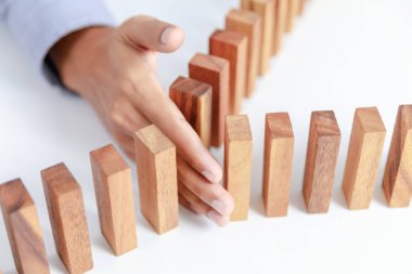 işadamı el proje ahşap oyuncak blok tehlike ve sonbahar, sigorta