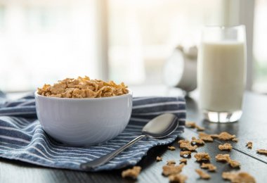 Tablo günü kahvaltıda süt ile sağlıklı Mısır gevreği