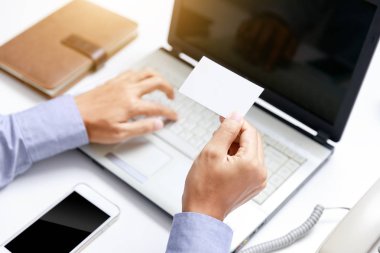 iş adamı tutun boş kağıt kartı yandan ofis Resepsiyon arka plan ile